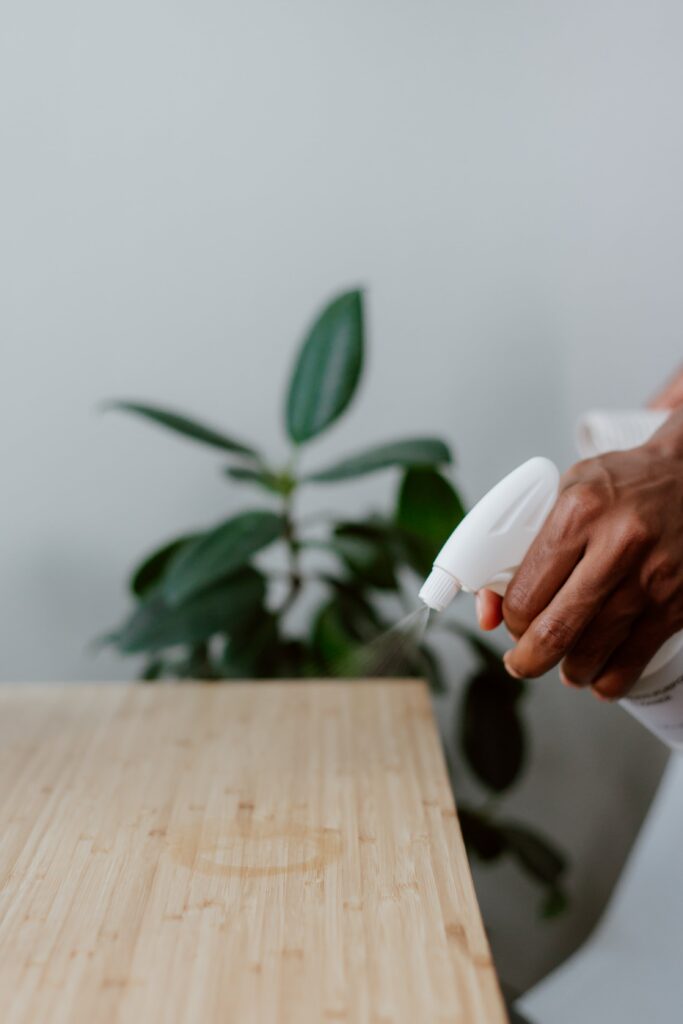 vaporisateur de bonne odeur entrain d'être utilisé sur plan de travail